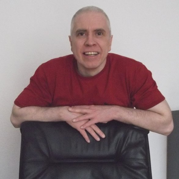 Der Inhaber von DataOffice hinter seinem Bürosessel stehend